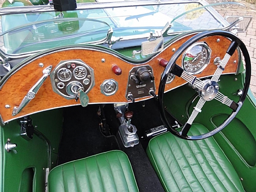 « Un petit roadster qui, paraît-il, avait fait un malheur aux dernières 24 Heures du Mans, mais que l’absence de vitres latérales et d’équipement intérieur rendait peu adapté aux frimas londoniens » (Le Diable du Crystal Palace)